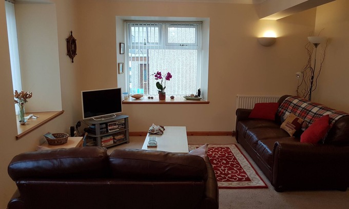 Lossiemouth Appartement | Golfing. hiking. Comfortable flat 5 mins from beach