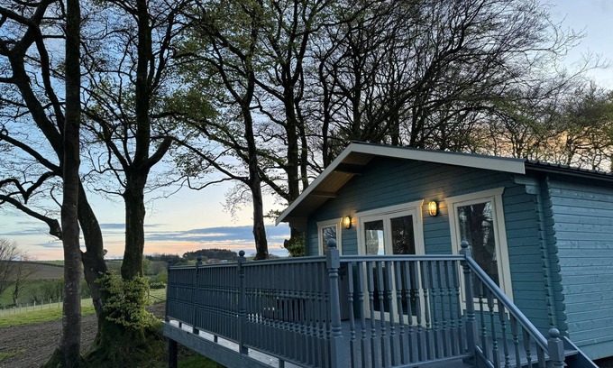 Tal-gareg Cabine | Golygfa- 1 Bedroom Lodge with lake views and Hot tub, West Wales