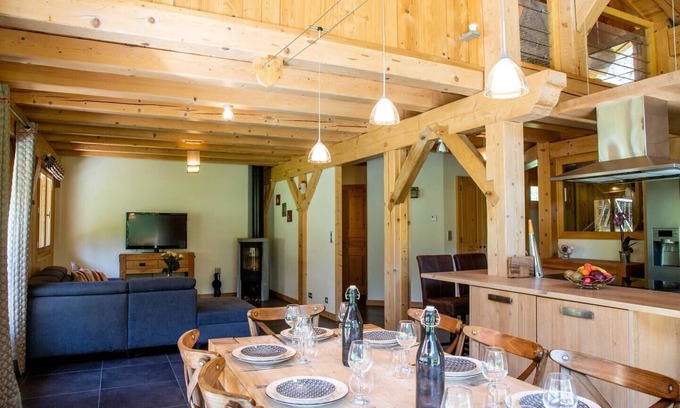 Les Prodains Chalet De Ski | This chalet is a 4 bedroom(s), 2.5 bathrooms, located in Morzine, Auvergne-Rhône-Alpes.