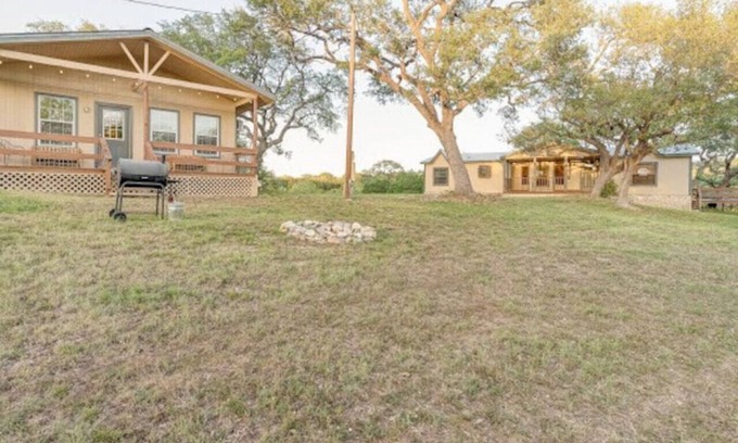 Uvalde Maison | Gone Fishin' Cabin at Lightning Bug Springs
