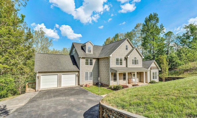 Goodview Maison | Gone Fishing Sleeps 8 - Home has 5000 sq ft. and 4 floors of fun including a movie room and game room