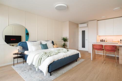 Prague 13 Appartement | Good Vibe Studio near Metro - Garage, Air-Conditioning, Vinyl player