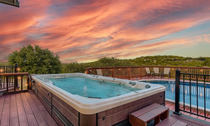 Spicewood Villa | GORGEOUS 10 ACRE AUSTIN HILL COUNTRY ESTATE | POOL+HOT TUB mins to Lake Travis