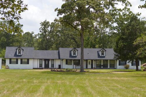 Montgomery Maison | Gorgeous 10 Acre Modern Farmhouse & Private Pond