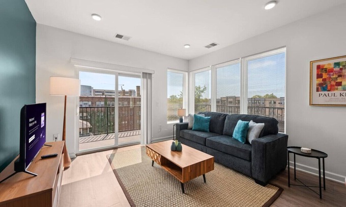 Hough Appartement | Gorgeous 2 Bed/2 Bath | CLE Clinic | Balcony