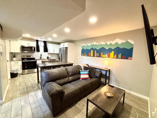 Twin Lakes Maison | Gorgeous 2-King-Bed Lower Unit in Denver