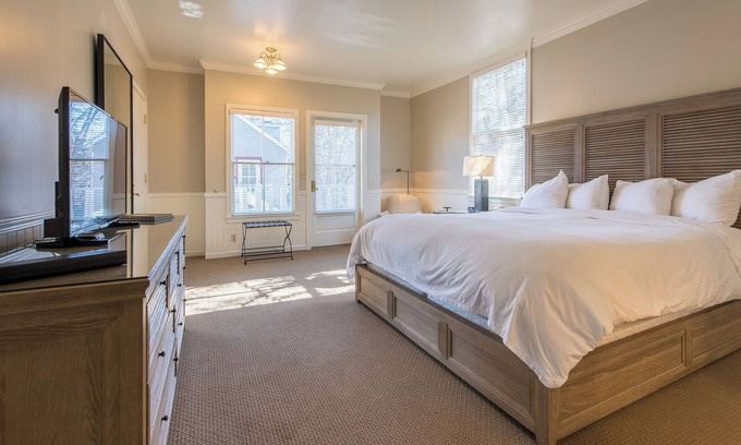 Santa Rosa Hôtel | Gorgeous 2 King Room Steps from Santa Rosa Restaurants, Cafés + Shopping Fun