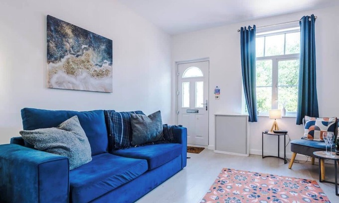 Nantwich Maison | Gorgeous 3-bed home, amazing location, sleeps 7!