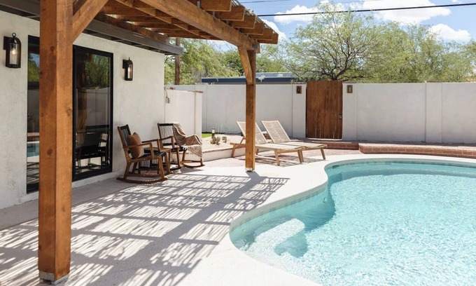 Blenman-Elm Maison | Gorgeous 3br/2bath home with 1br/1bath casita w/ plenty of space to relax.