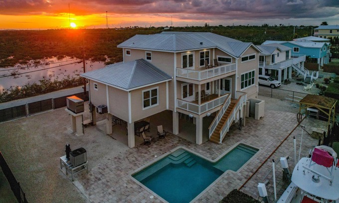 Ramrod Key Maison | Gorgeous 4 bedroom 5 bath pool home with excellent boating
