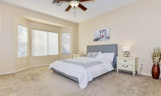 Coldwater Springs Maison | Gorgeous 4 bedroom house in a peaceful neighborhood.