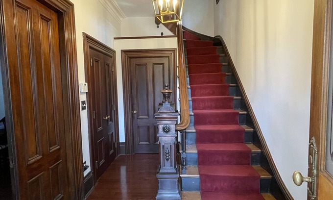 Porter Square Maison | Gorgeous 4+ br 3.5 ba Harvard mansion: Cambridge Cosmopolitan