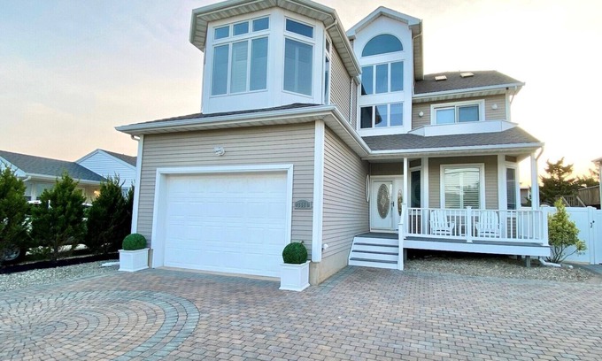 Normandy Beach Maison | Gorgeous 5 bed, 4.5 bath just houses to the beach, sleeps 12! Amazing location!