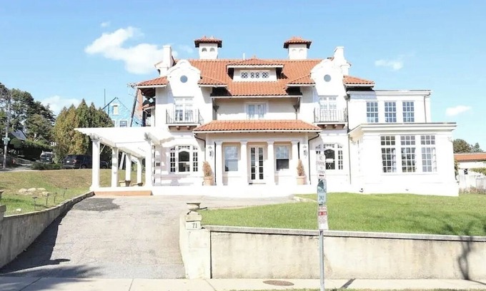Chestnut Hill Maison | Gorgeous 5 bed Historic Boston Home