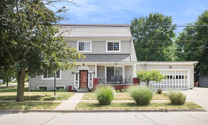 Battle Creek Maison | Gorgeous 5 bedroom Historic Home in Battle Creek