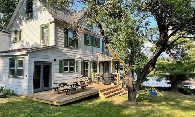 Cochecton Maison | Gorgeous 6-bdrm lake farmhouse with EV Charger