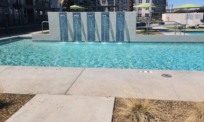 Glendale Appartement | Gorgeous apartment with private bed and bath- heated pool and gym