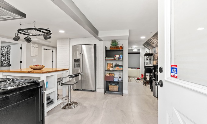 Tukwila Appartement | Gorgeous basement apt. w/chef kitchen, SPA bath, movie theater, hot tub & sauna