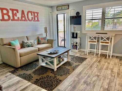 St. Pete Beach Appartement | Gorgeous Beach view balcony with heated pool