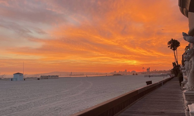 Harbor Maison | Gorgeous Beachfront Long Beach Peninsula/Naples S. L.A. 22 miles from Disneyland
