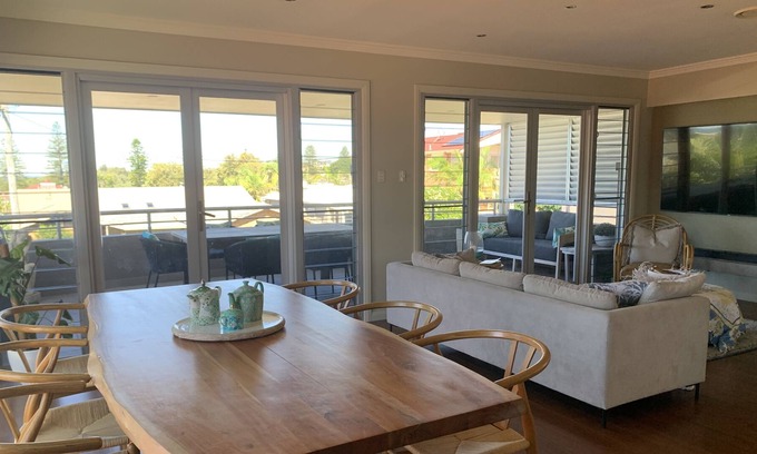 Redhead Maison | Gorgeous beachside location, modern spacious with easy stroll beaches and cafes.