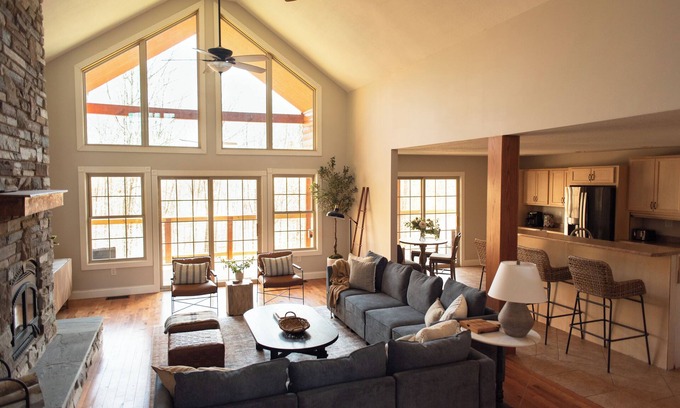 Gnaw Bone Cabine | Gorgeous cabin getaway located minutes from both Nashville and Columbus, Indiana