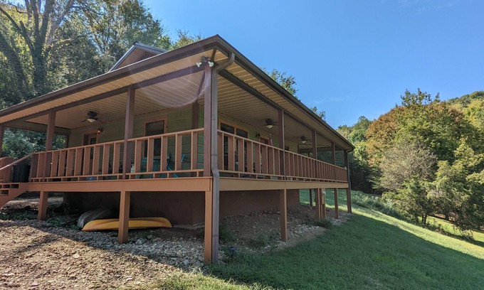 Gainesboro Cabine | Gorgeous Cabin with Panoramic Mountain Views!