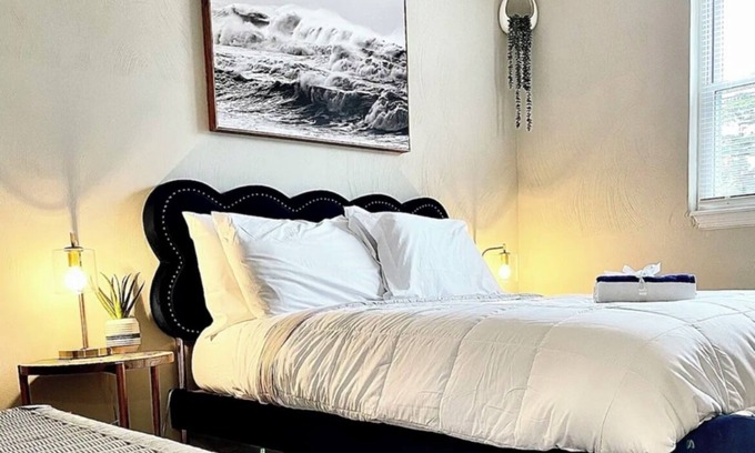 Chic's Beach Maison | Gorgeous Chics Beach Guesthouse Pet & Child Friendly. No Stairs, Private Parking