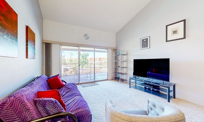 Desert Shores Copropriété | Gorgeous condo with hot tub, pool, tennis court, & grilling area - lake access