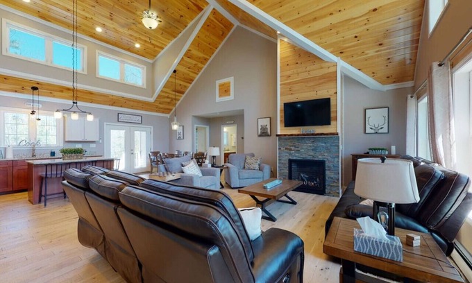 Conway Maison | Gorgeous Conway Home A/C, Hot Tub & Full Game Room