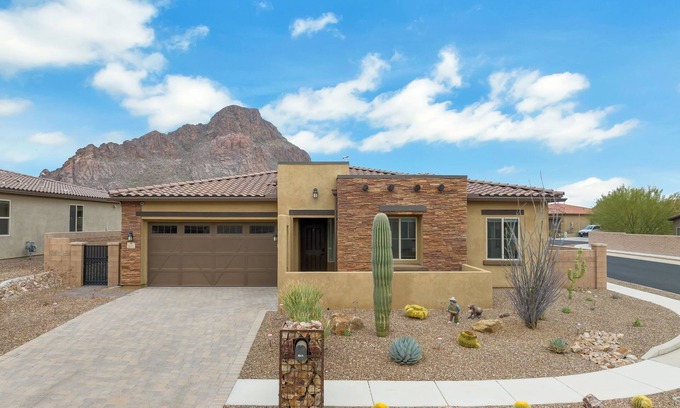 Tucson Estates Maison | Gorgeous custom home with spa, heated pool, outdoor kitchen and game room!