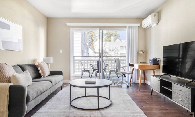 Old Mountain View Appartement | Gorgeous Downtown Mountain View 2BR w/ Gym, Pool & Patio, by Blueground