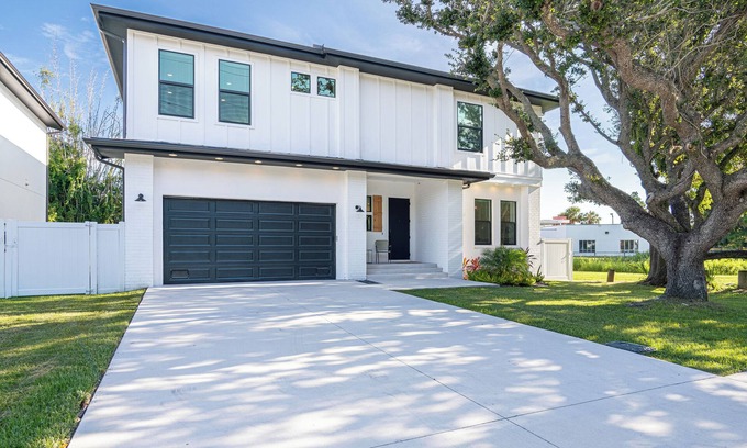Port Tampa City Maison | Gorgeous Elegant New Construction Tampa Home