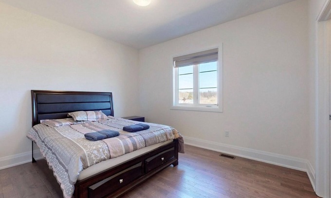 Vaughan Maison | Gorgeous ensuite bedroom in a large house kitchen lounge garden near Wonderland!