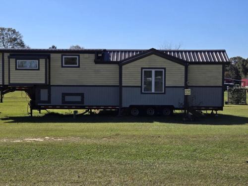 Georgia Coast Maison | Gorgeous, Fully-Equipped Tiny House Rental for Glamping Escapes in Georgia