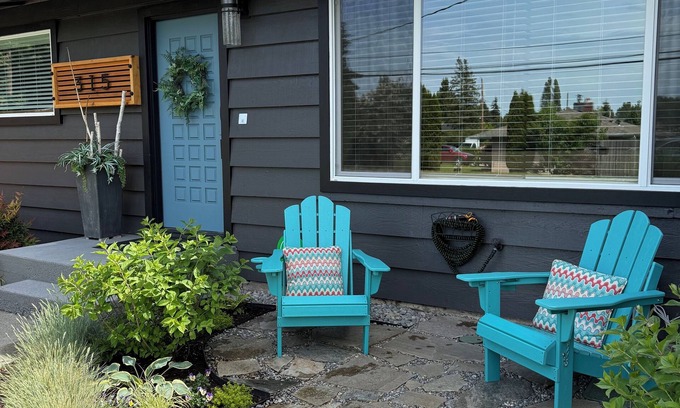 SeaTac Maison | Gorgeous home w/AC enjoy hot tub & amazing yard only minutes to SEATAC airport