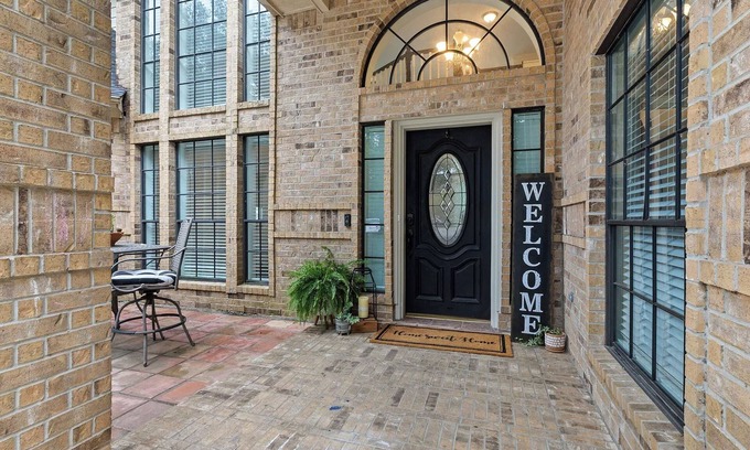 Atascocita Maison | Gorgeous House on Golf Course with AC, WiFi, High Ceilings, Big Windows