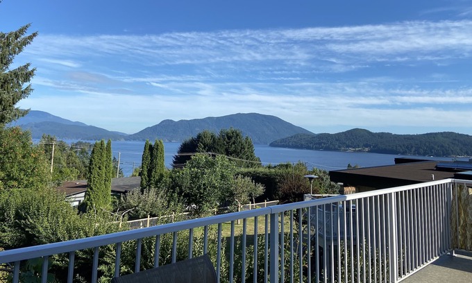 Langdale Maison | Gorgeous house with ocean view close to Ferry