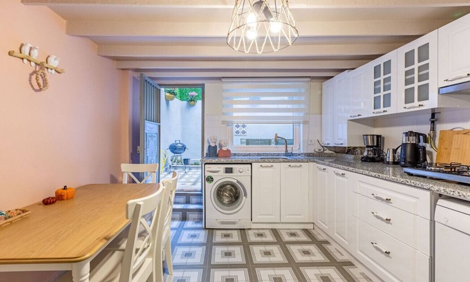 Ortakoy Appartement | Gorgeous House with Refreshing Garden in Besiktas