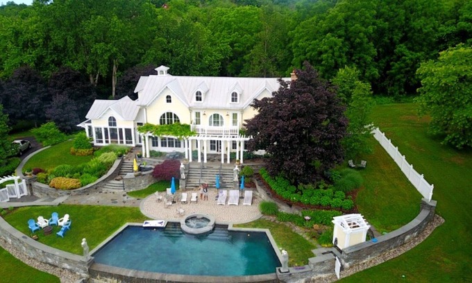 Athens Maison | Domaine privé fermé sur la rivière Hudson avec piscine à débordement et bain à remous d'hiver.