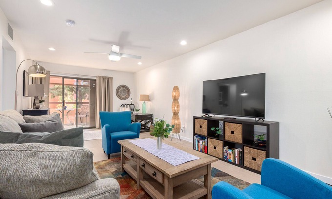 Paradise Valley Village Copropriété | Gorgeous, Impeccable, Condo in Prime Location!