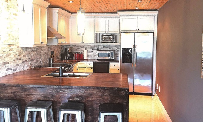 Puslinch Maison | Gorgeous lakefront getaway mere minutes from city amenities- with hot tub!