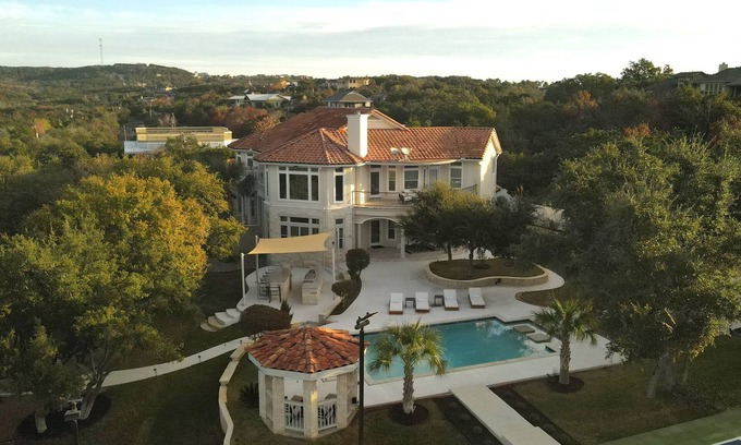 Leander Maison | GORGEOUS LAKE TRAVIS RETREAT HOME WITH POOL, COURT AND FITNESS ROOM