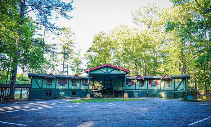 Pine Mountain Chalet De Ski | Gorgeous Lake view home with private Game Room