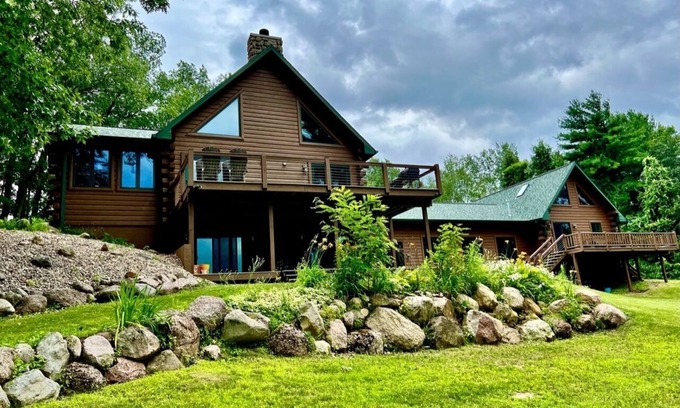Weyauwega Cabine | Gorgeous lodge that offers beautiful view and access to the Little Wolf River