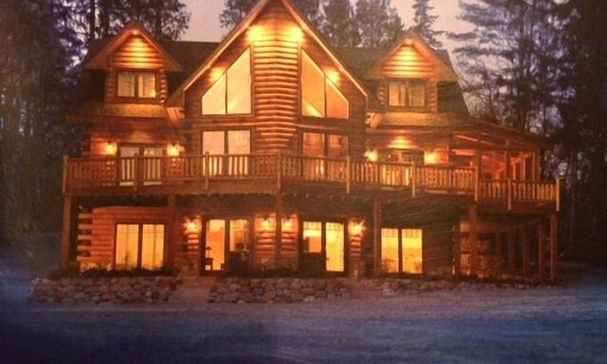Waupaca Maison | Superbe maison en bois rond et en verre sur un grand terrain au bord de l'eau ensoleillé, Waupaca Chain O 'Lakes
