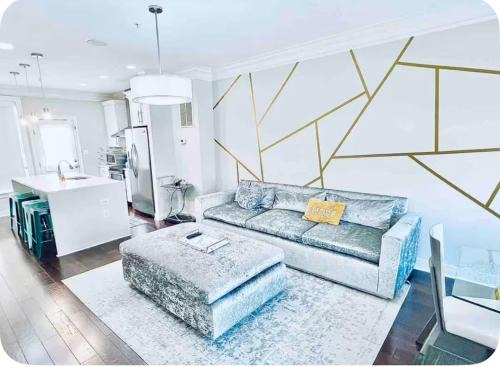 Northeast Maison | Gorgeous Modern 4-Level 4BDR Home in Central Location Parking Included Free Cancellation