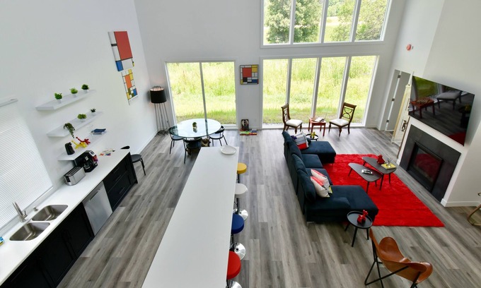 Wayzata Maison | GORGEOUS MODERN HOUSE VERY STYLED FEW BLOCKS FROM FAMOUS DOWNTOWN OF WAYZATA