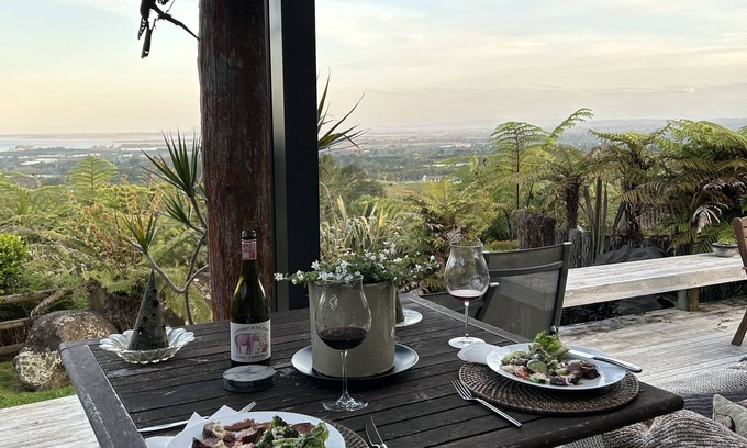 Katikati Maison | Gorgeous Ocean View from Waihi Beach - Mt Maunganui Private Rustic country home