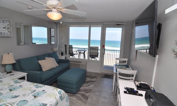 Daytona Beach Shores Copropriété | Gorgeous Oceanfront Studio Cozy Condo with Private Balcony.
